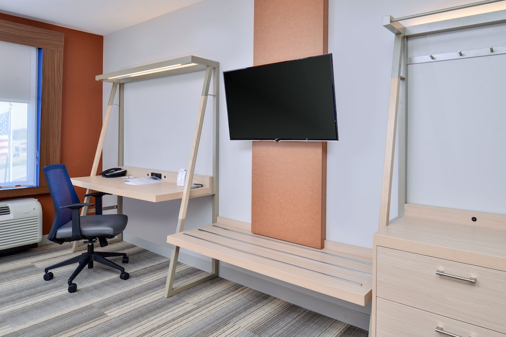holiday inn express and suites southgate detroit
