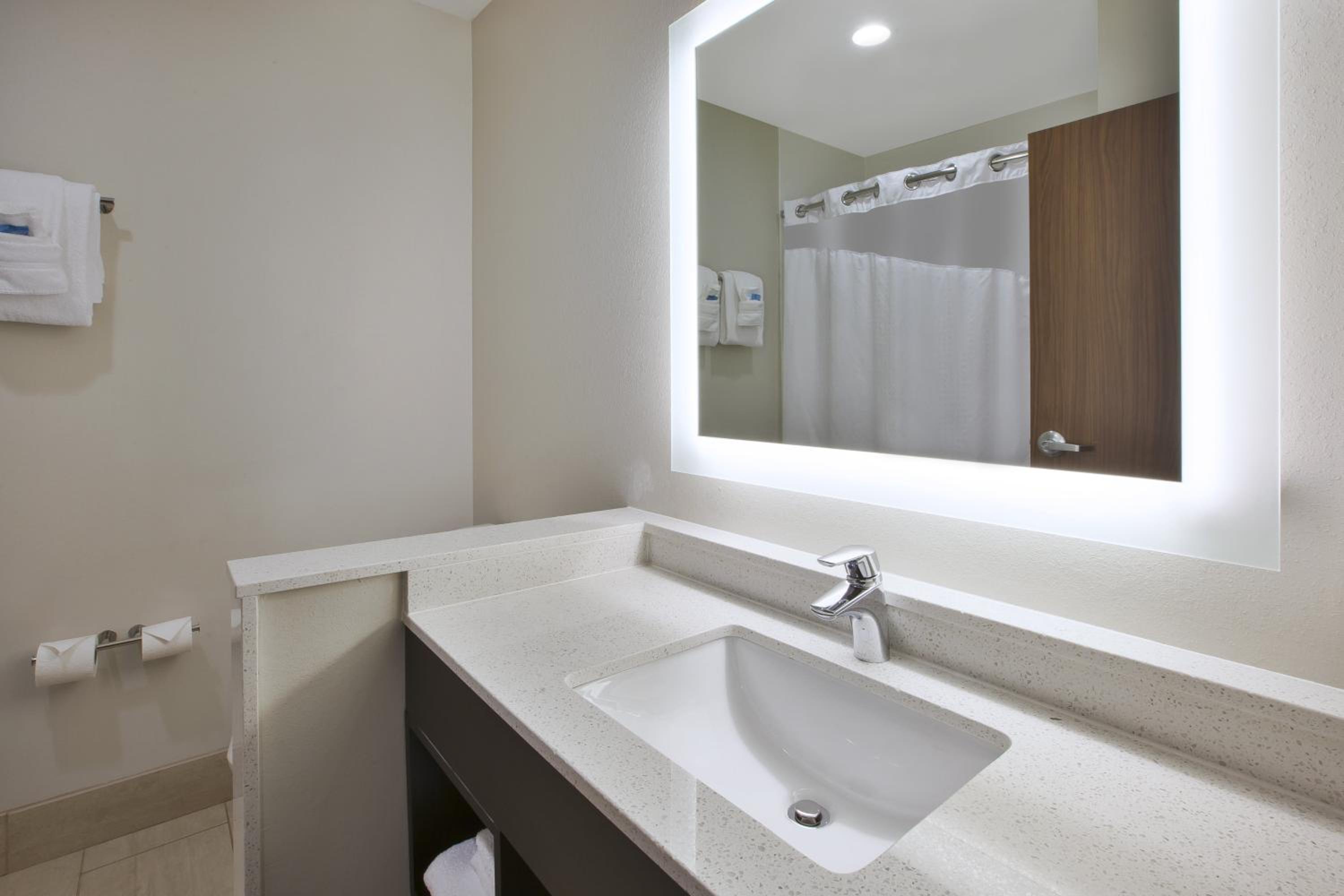 holiday inn express and suites parkersburg east by ihg