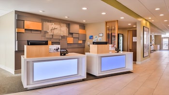 Holiday Inn Express & Suites Parkersburg East By Ihg,Parkersburg>>Mineralwells,3 star