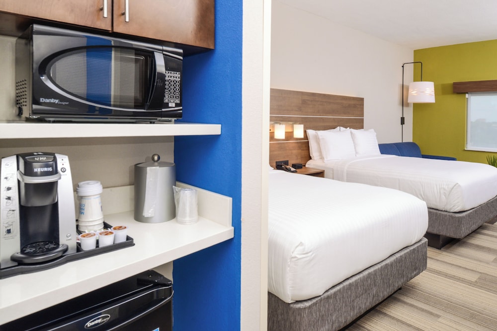 holiday inn express and suites st petersburg madeira beach