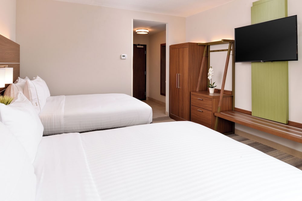holiday inn express and suites st petersburg madeira beach