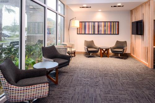 holiday inn express and suites st petersburg madeira beach