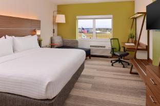 holiday inn express and suites st petersburg madeira beach