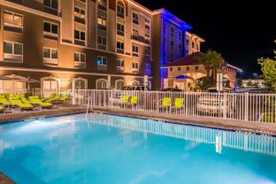 holiday inn express and suites st petersburg madeira beach