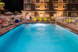 holiday inn express and suites st petersburg madeira beach