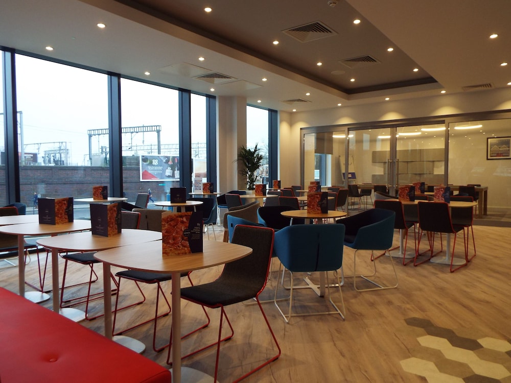 holiday inn express stockport by ihg