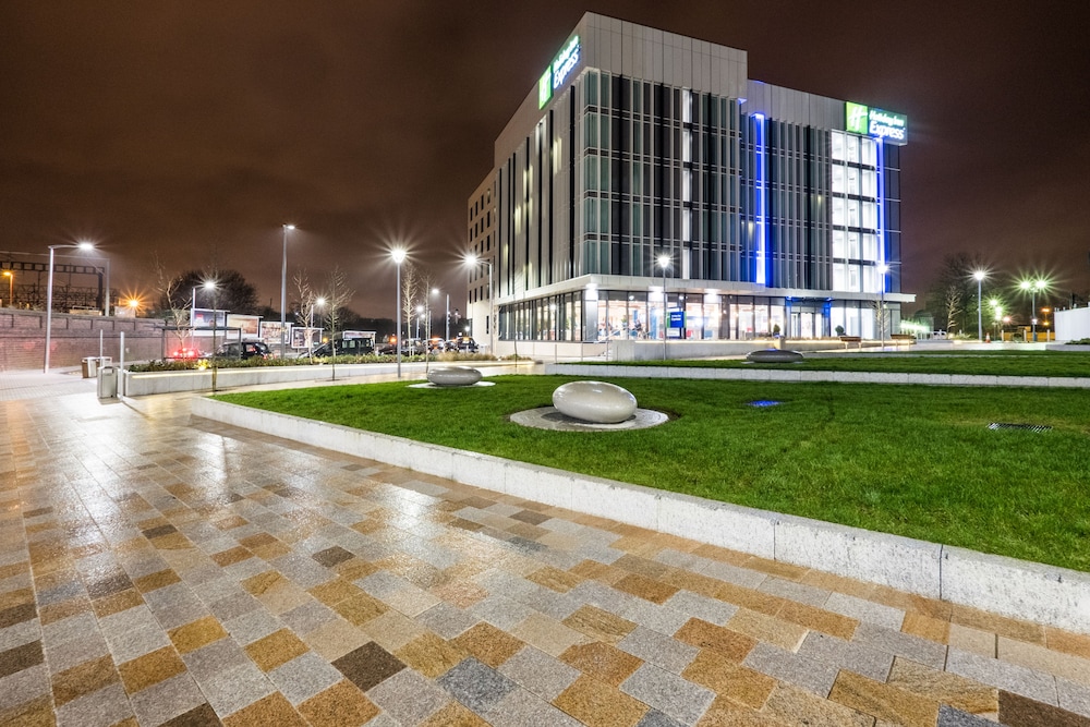 holiday inn express stockport by ihg