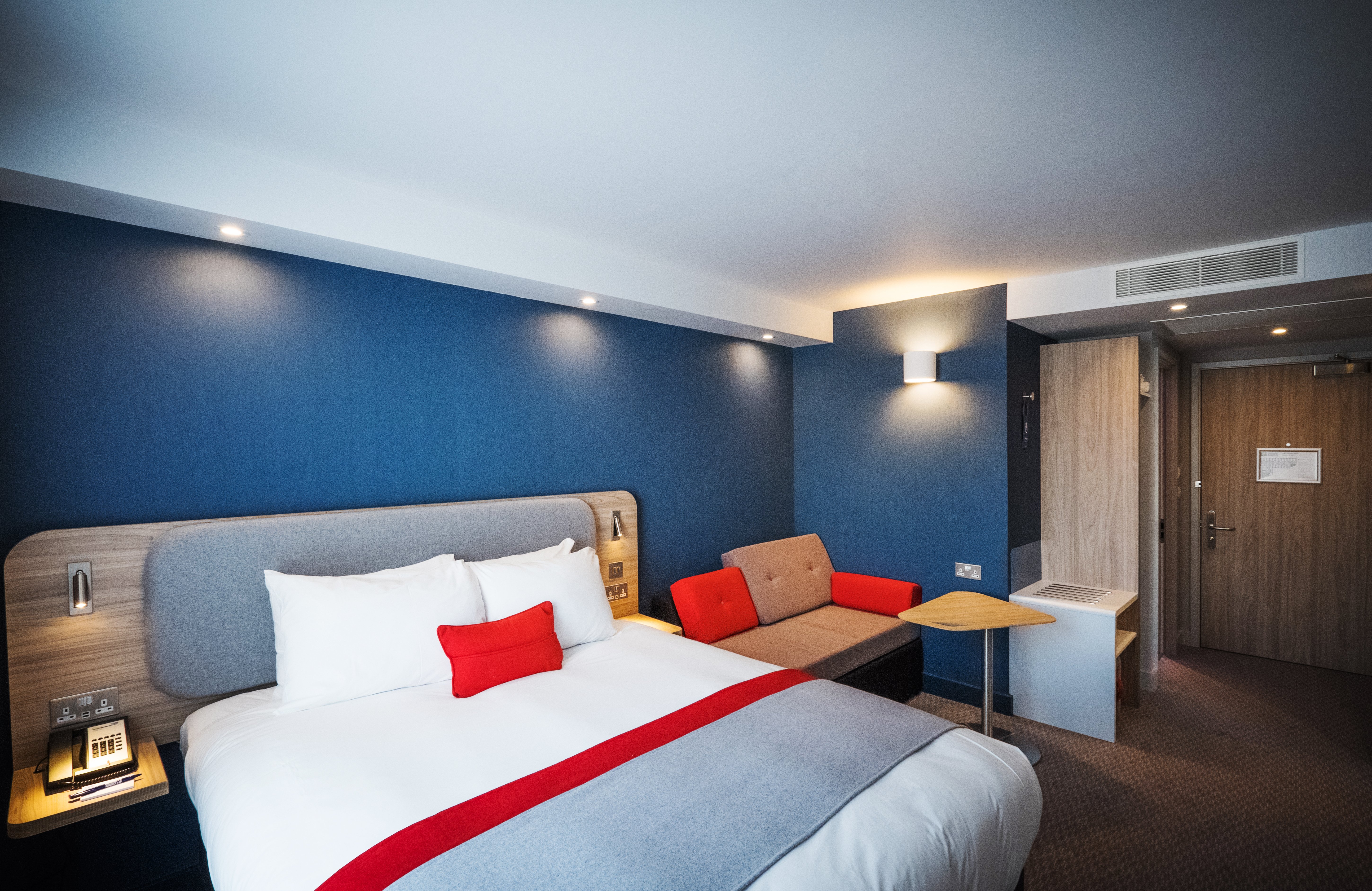 holiday inn express stockport by ihg