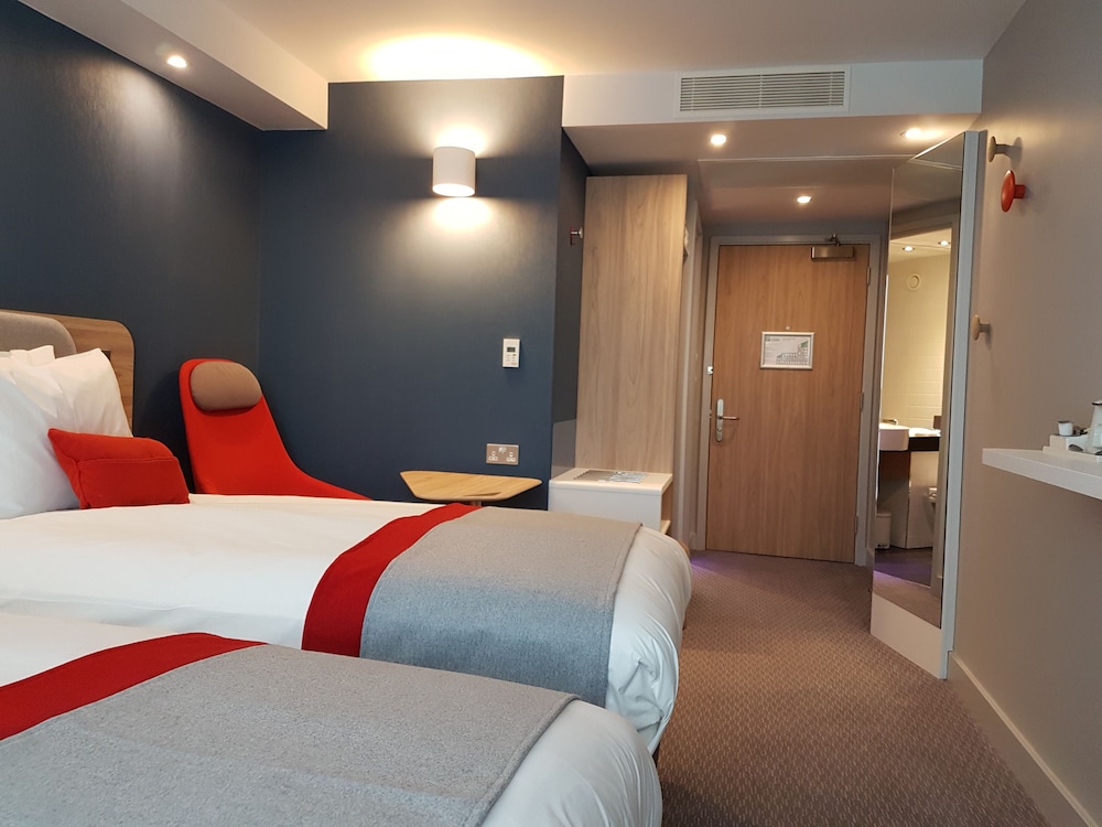 holiday inn express stockport by ihg