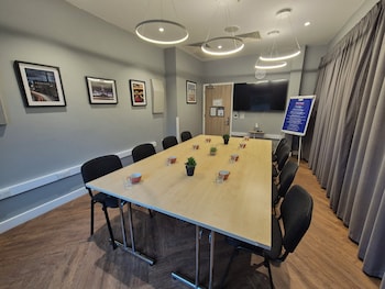 holiday inn express stockport by ihg