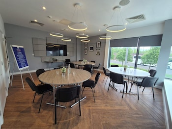 holiday inn express stockport by ihg