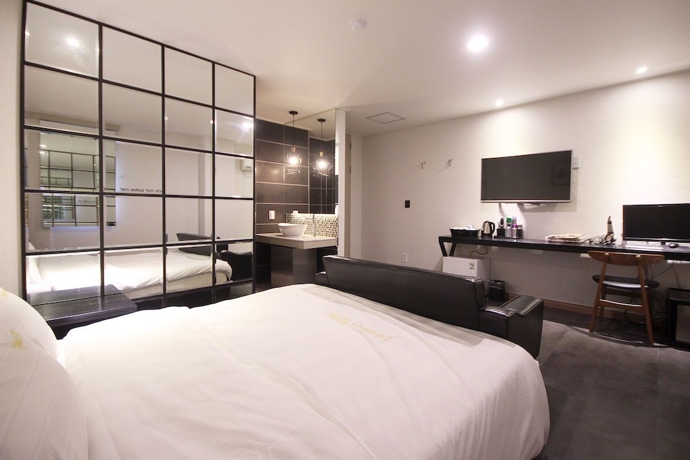 paradise hotel