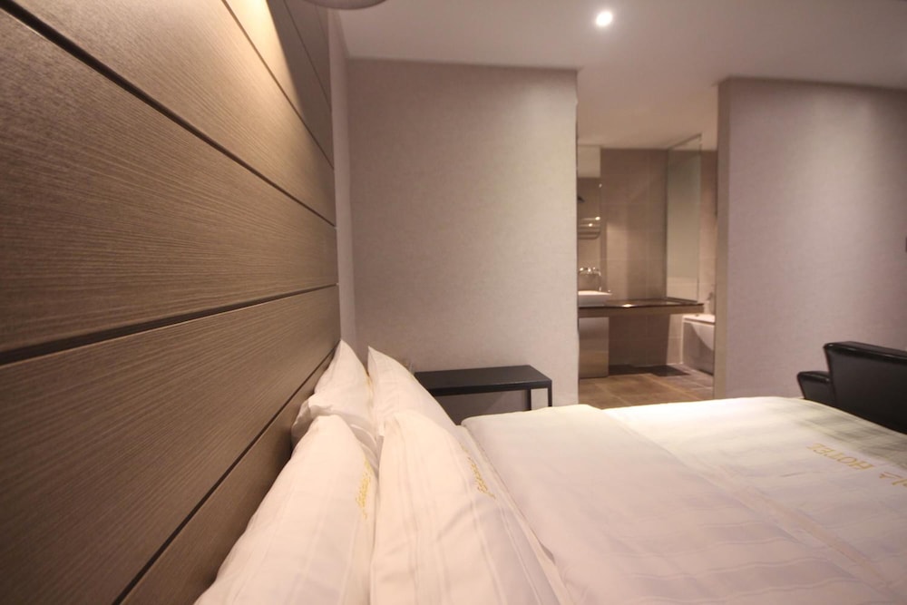 paradise hotel