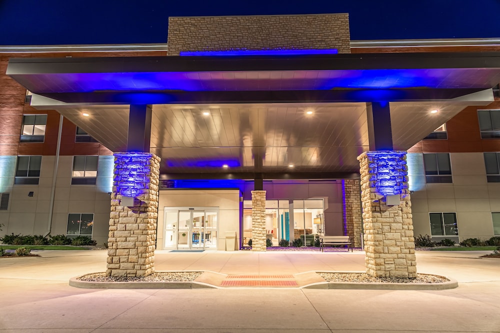 holiday inn express and suites rantoul by ihg