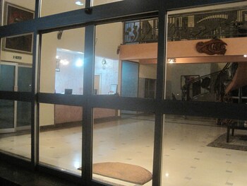 axari hotel and suites