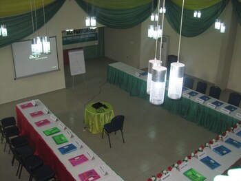 axari hotel and suites