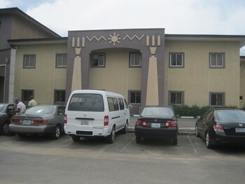 axari hotel and suites