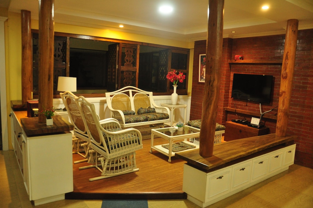 casa verde hotel and events center