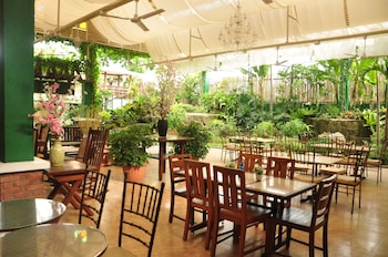 casa verde hotel and events center