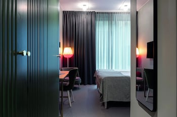 elite hotel academia