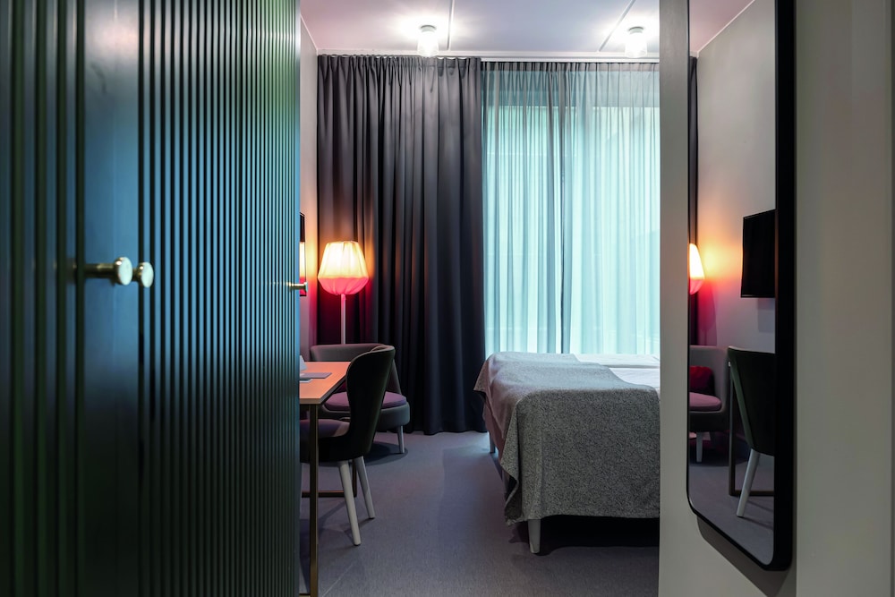 elite hotel academia