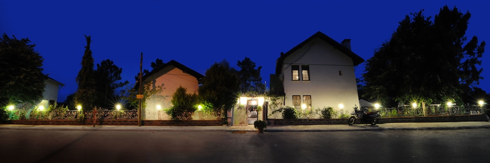 beyaz ev agva adults only