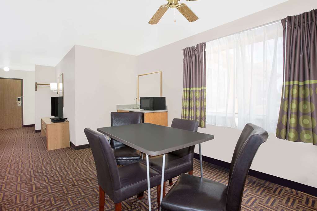 super 8 by wyndham bloomfield