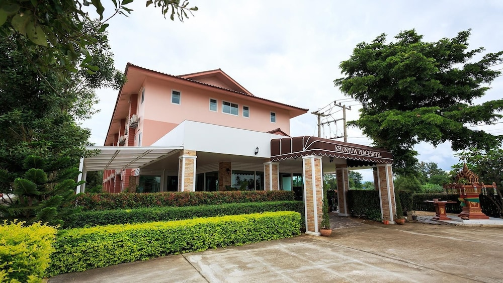 khunyuw hotel