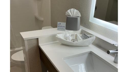 holiday inn express and suites chatsworth by ihg