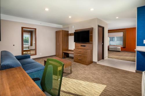 holiday inn express and suites chatsworth by ihg