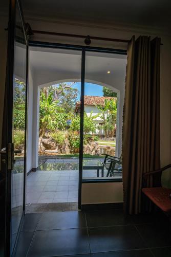 ven ven hotel ho coc