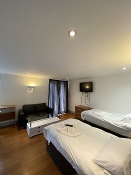 contractors guest house