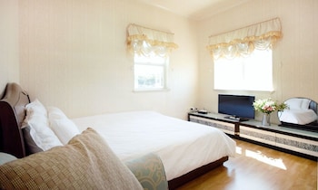 Pension Manoa,By The Ocean,3 star