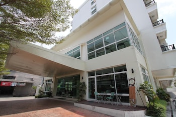 the royal bee apart hotel