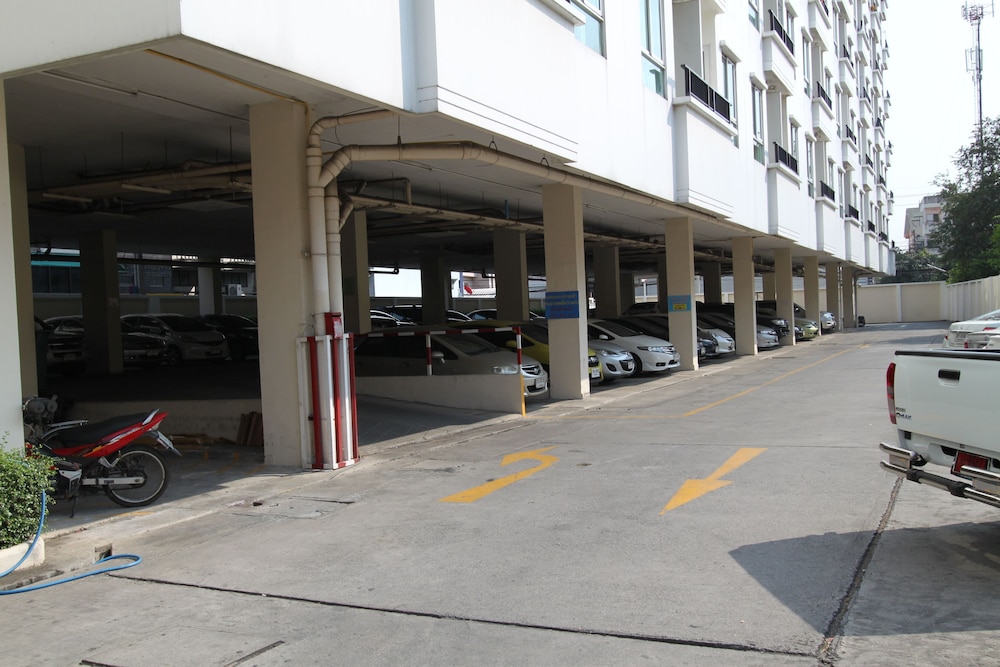 the royal bee apart hotel