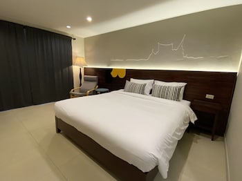 the royal bee apart hotel