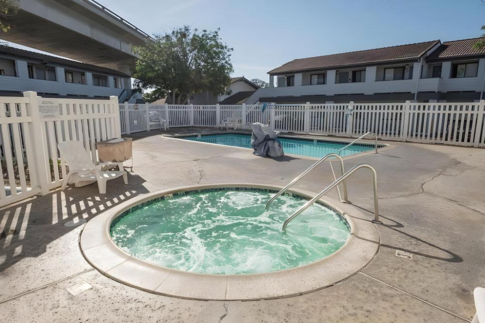 e z 8 motel old town