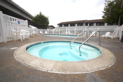 e z 8 motel old town