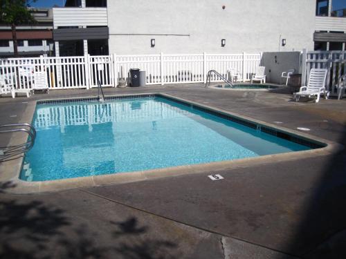 e z 8 motel old town