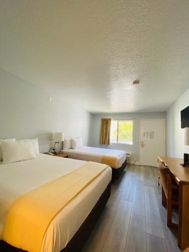 e z 8 motel old town