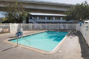 e z 8 motel old town