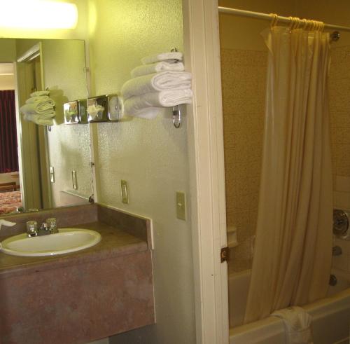 e z 8 motel old town