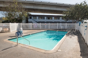 e z 8 motel old town