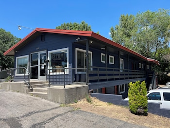 the junction hotel and hostel