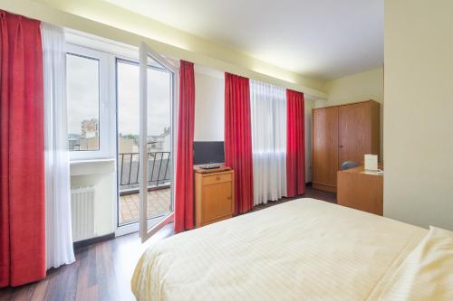hotel acacia