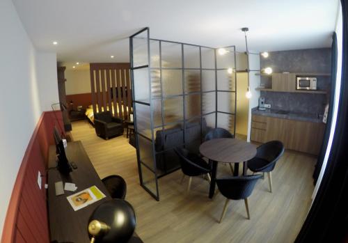 hotel acacia