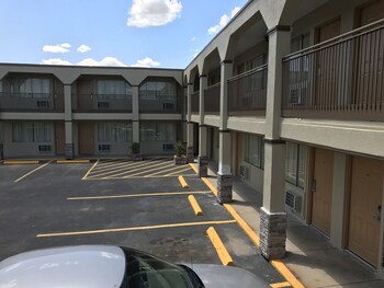 Hutchinson Inn,,3 star