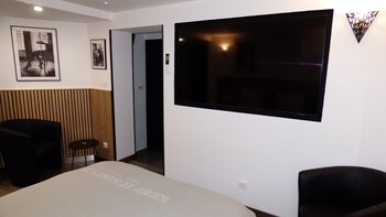 la colline aux yeux doubs