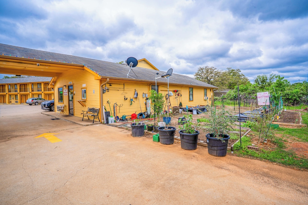 regency inn by oyo rockdale tx