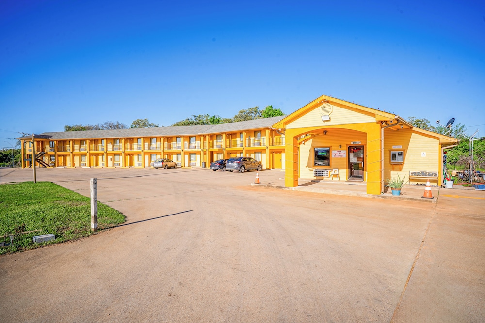 regency inn by oyo rockdale tx